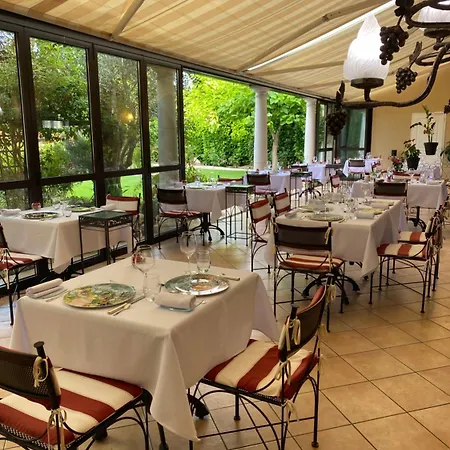 Logis Des Ducs Hotel