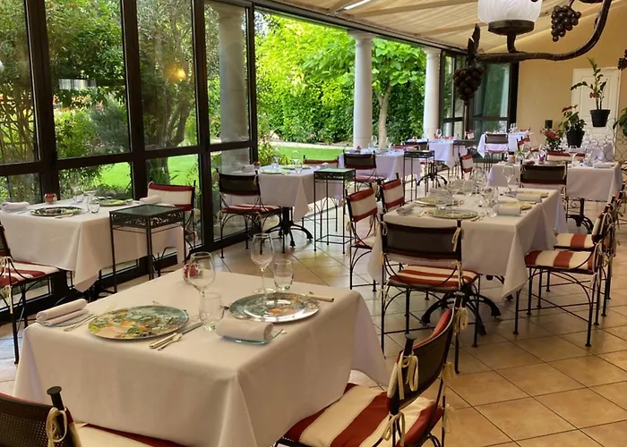 Logis Des Ducs Отель